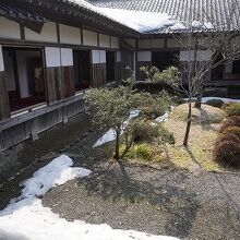 まだ雪の残る中庭の景観