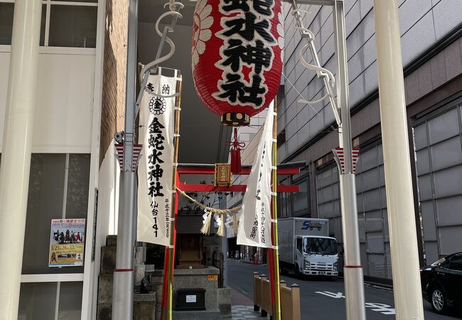 仙台三越に挟まれた金運の神様