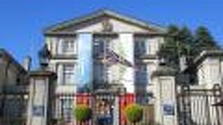 中央の建物ファサード上部にはイギリスの紋章も掲げられていました。