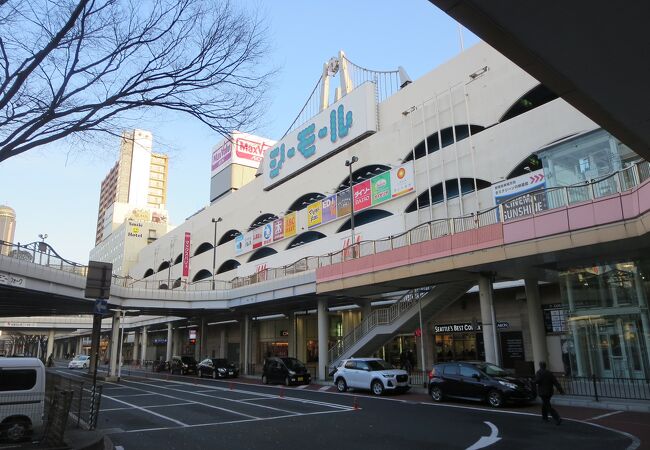 JR下関駅に隣接する大規模ショッピングセンターです。