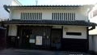 商家づくりの新しい建物です。