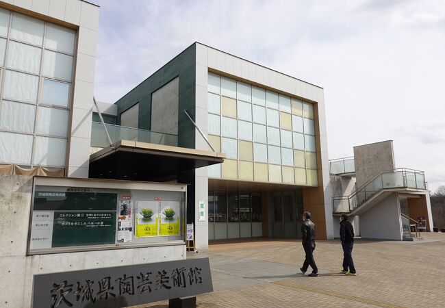 平成12年開館の近代的な外観が特徴の美術館