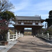 弘道館の向かいにある水戸城大手門