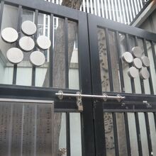 五條天神社旧社地跡の鉄製柵は、施錠されていて、開けられません
