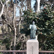 小さな銅像ですが、斉昭公です