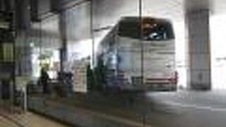 駅と空港を結ぶ バスの発着場