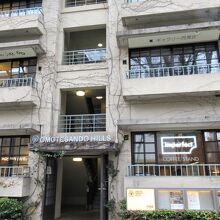 旧同潤会青山アパートの面影を一部残してあります