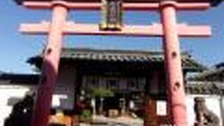 疫病の原因が怨霊であるとしてそれをおめるための神社です。