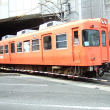 オレンジ色の電車が走っています