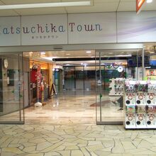 高島屋側の入り口にはたくさんのガチャガチャがありました