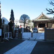住職さんが書いたのでしょうか、和歌が門の脇に掲示版に掲げられており印象的でした。