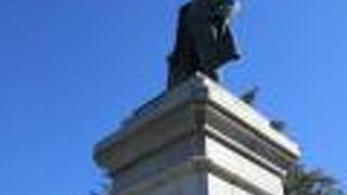 ひげを蓄えた姿の大きな銅像です。