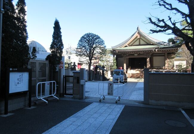 住職さんが書いたのでしょうか、和歌が門の脇に掲示版に掲げられており印象的でした。