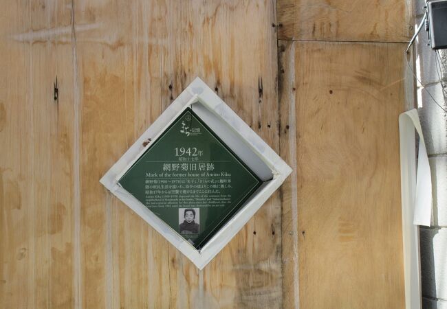 千代田区の図書館の解体工事が行われていますが、この案内板は仮囲いに組み込むようにして残されていました。