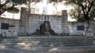 石碑の表には「魂」の漢字一文字が刻まれており、それが強く印象に残りました。