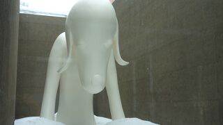 かわいい白亜の外観、充実した奈良美智や棟方志功コレクション、三内丸山遺跡と一緒にどうぞ。