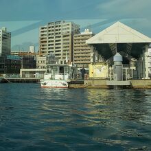 唐戸桟橋から巌流島への渡船が出ています。