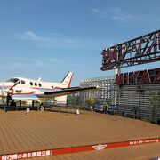 飛行機が置かれている屋上テラス