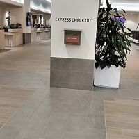 チェックアウトはフロント横のこのボックスへ