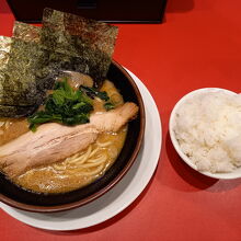 別格家系ラーメンの普通盛り780円