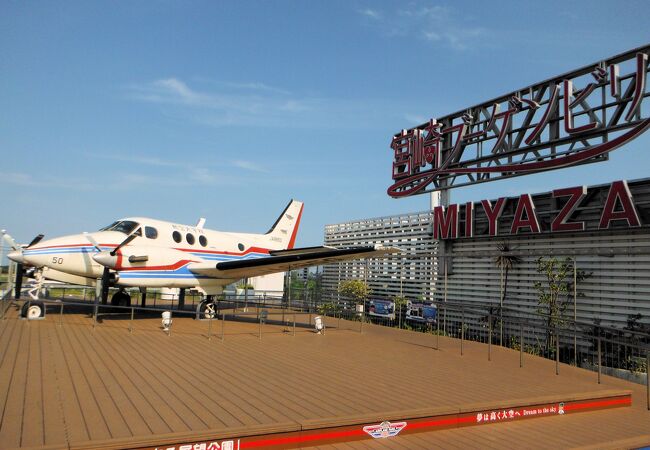 飛行機が置かれている屋上テラス