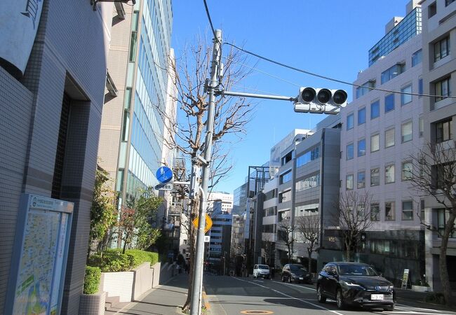 上がりきって東方面を振り返ると、神田神保町方面のビルが青空によく映えていて、とても印象的な景観が楽しめました。