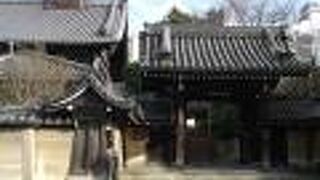 見事な造りの山門