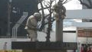 可愛い牛若丸と弁慶の像