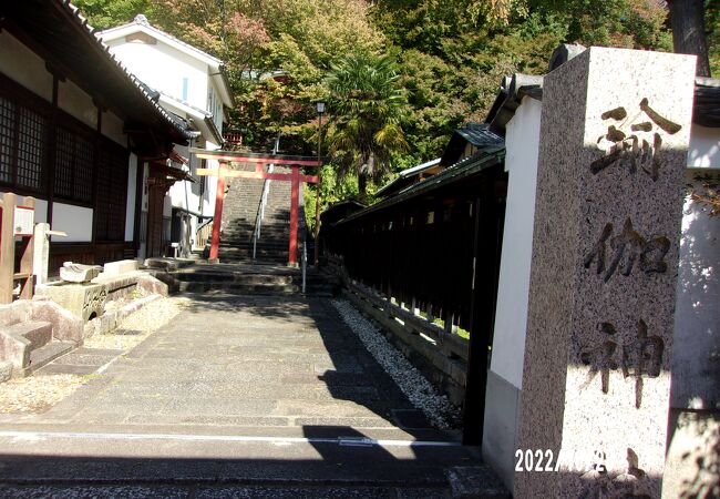 瑜伽山にある神社です。