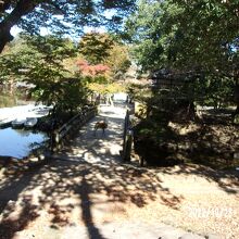 橋の奥にお堂があります。