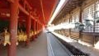 本殿を一回り囲っています。