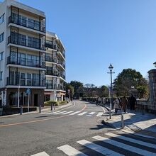 画像の右側が墓地の入口。休日は入ることができます。