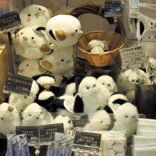 モフモフの白い羽のシマエナガのぬいぐるみもあります