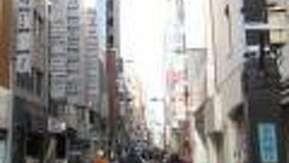 道の両側には飲食店の入った雑居ビルが立ち並び、飲食店やクラブと思えるような看板がしつこい位に多数掲げられていました。