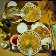 テーブルにいっぱいの料理