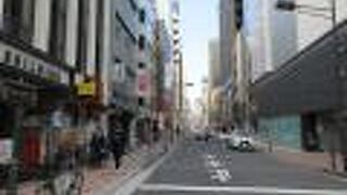 銀座中央通りに平行するようにその海側（東側）を走っていました。