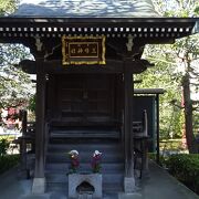 案内板には「三峯社」のタイトルがあり、神社の額には「三峯神社」とあります。ややこしいです。