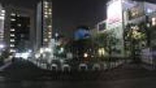 中央部はチェーンが張られており立ち入りが制限されていましたし、何かイベント会場として使う予定があるように思われました。