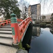 富山城址公園内の池にかかる橋「景雲橋」