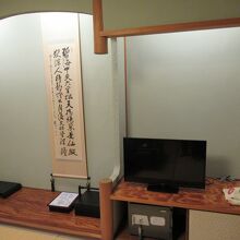 床の間にTV