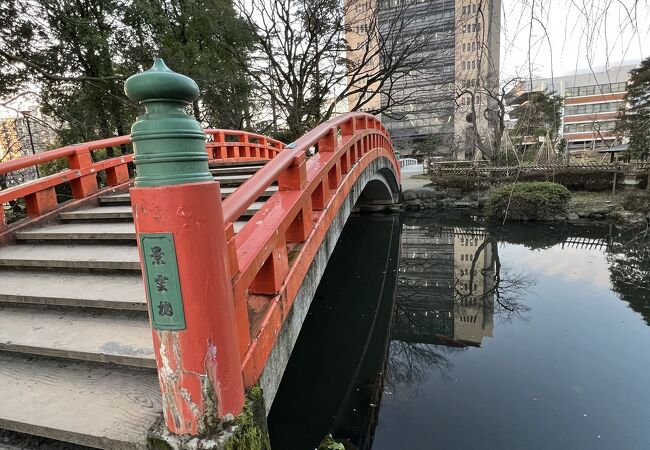 富山城址公園内の池にかかる橋「景雲橋」