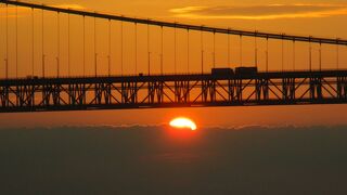夕日と世界最大級の吊橋 明石大橋