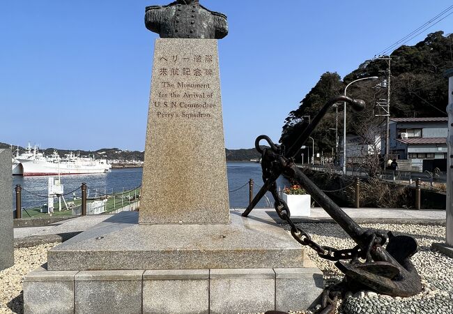 海岸のそばにあります