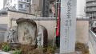 不動尊には赤い紙がびっしりと張られています