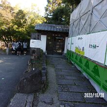 入り口の様子です。左は依水園の入り口です。