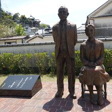 屋外に建つ竹鶴政孝とリタの像