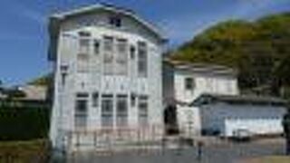 建物の横に竹鶴政孝とリタの像