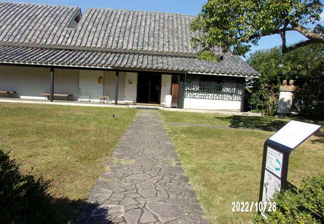 依翠園の中にあります。