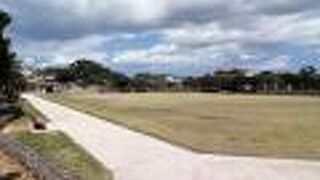 イベントも開かれる広い芝生広場あり