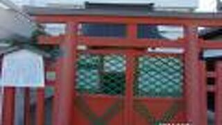 猿沢池に入水した采女の霊をおさめるために建立されたものです。